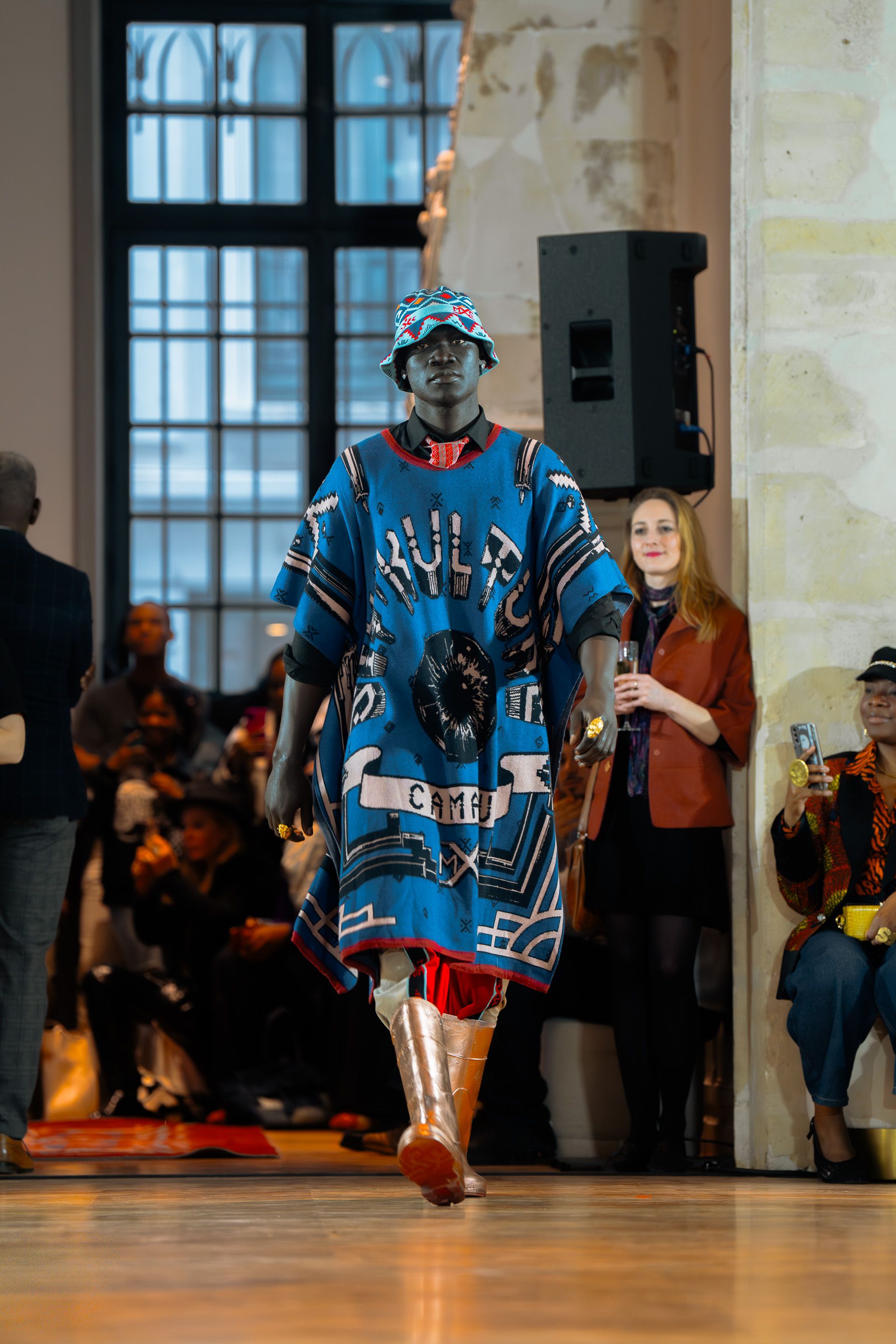 Maxhosa 本季依旧用色彩与图案讲述南非文化：几何民族纹样、鲜艳针织、传统符号与现代街头剪裁交织在一起。运动套装、图腾针织裙与大胆配色让整场秀充满能量与文化表达。每一件衣服像是一段视觉叙事，把非洲传统织物语言转化为当代时装-顽石频道趋势研究